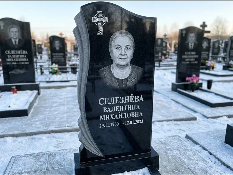Памятник из чёрного гранита — восьмигранный обелиск с кельтским крестом, работа «Некрасова» в Мурманске