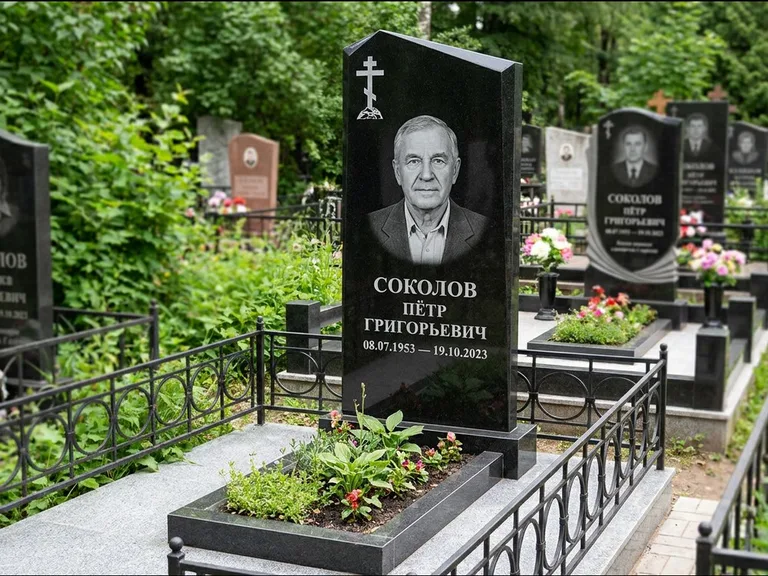 Памятник из чёрного гранита — полукруглая стела с крестом на Голгофе, работа «Журавлёв» в Мурманске