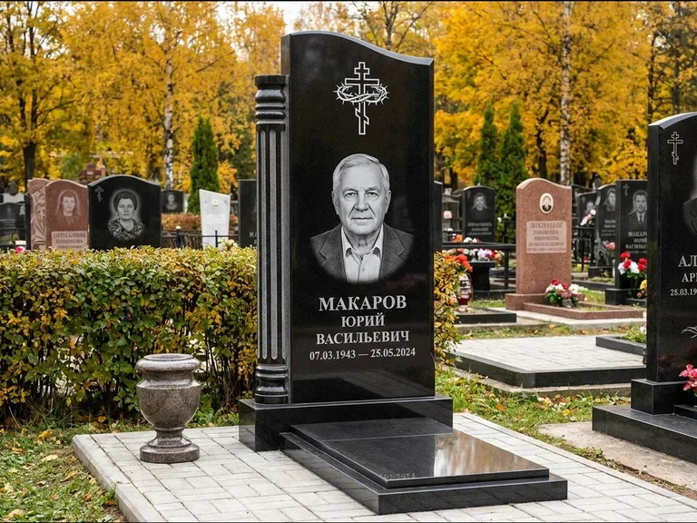 Памятник из чёрного гранита — асимметричная стела с крестом с рушником, работа «Панкратов» в Мурманске