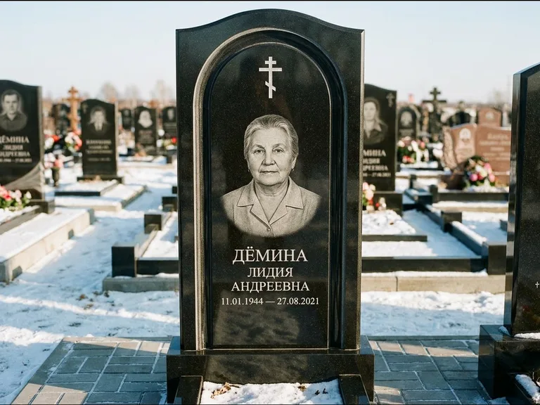 Памятник из чёрного гранита — стела-триптих с крестом с терновым венцом, работа «Ерофеева» в Мурманске