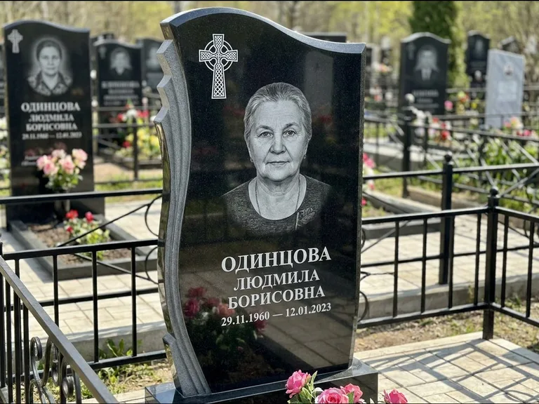 Памятник из чёрного гранита — стела с портретным овалом с кельтским крестом, работа «Савельева» в Мурманске