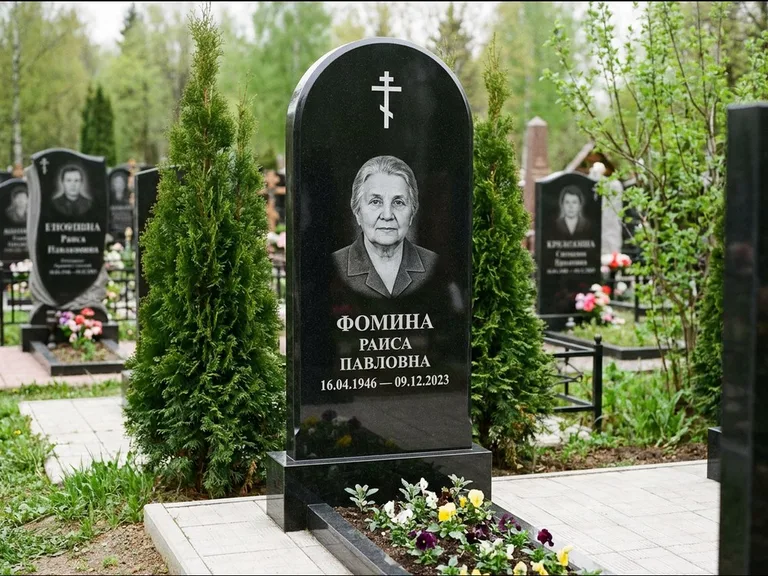 Памятник из чёрного гранита — вертикальная стела с латинским крестом, работа «Некрасова» в Мурманске