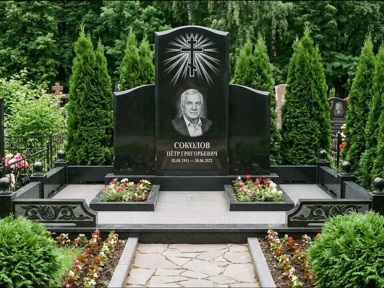Памятник из чёрного гранита — низкая стела с крестом сбоку с золочёным крестом, работа «Верещагин» в Мурманске
