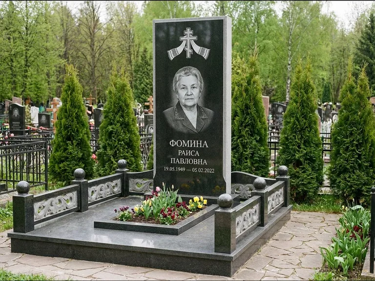 Памятник из чёрного гранита — семейный мемориал с ажурным резным крестом, работа «Мельникова» в Мурманске