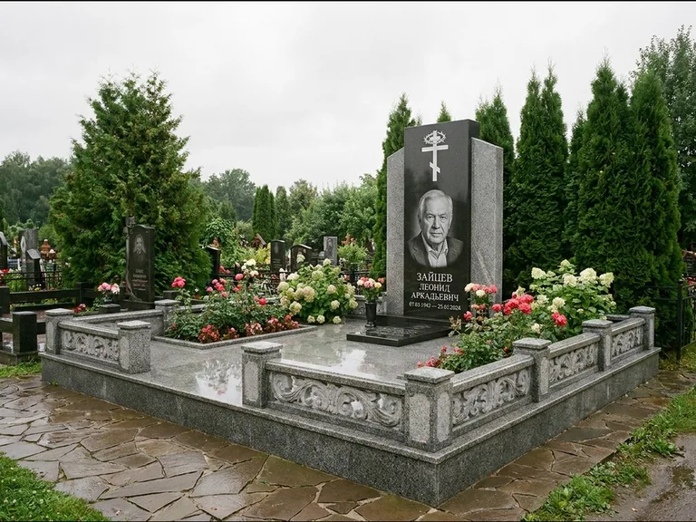 Памятник из чёрного гранита — стела с двумя портретами с крестом с рушником, работа «Богданов» в Мурманске