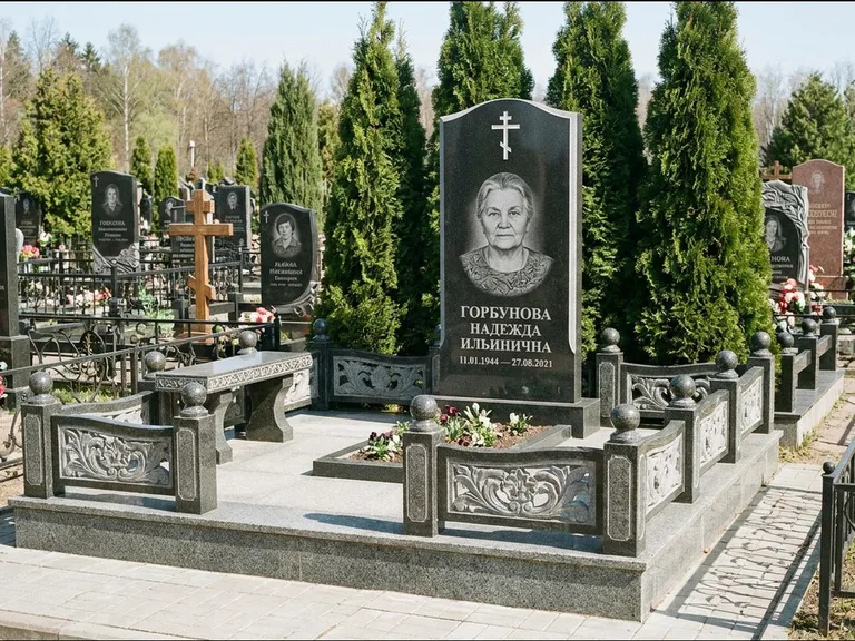 Памятник из чёрного гранита — стела с золочёным крестом с крестом с терновым венцом, работа «Селезнёва» в Мурманске
