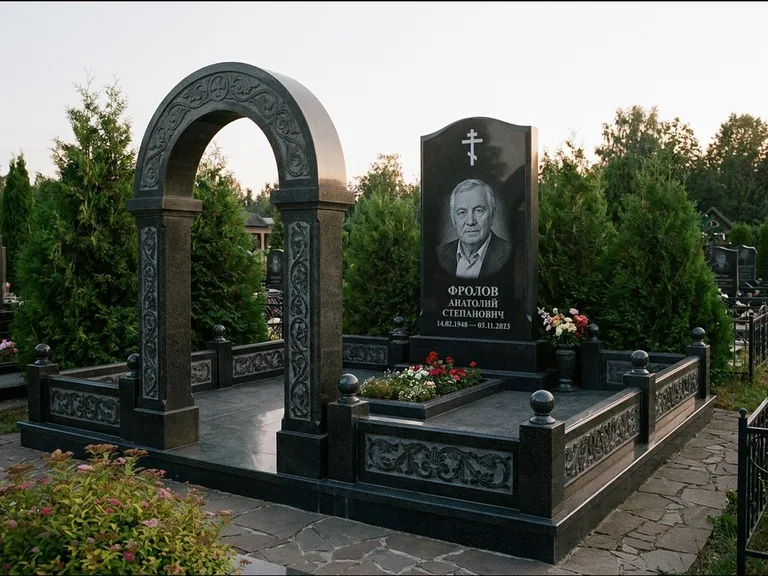 Памятник из чёрного гранита — высокая стела с процветшим крестом с православным восьмиконечным крестом, работа «Панкратов» в Мурманске
