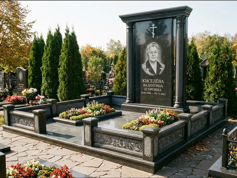 Памятник из чёрного гранита — стела с кельтским крестом с латинским крестом, работа «Ерофеева» в Мурманске