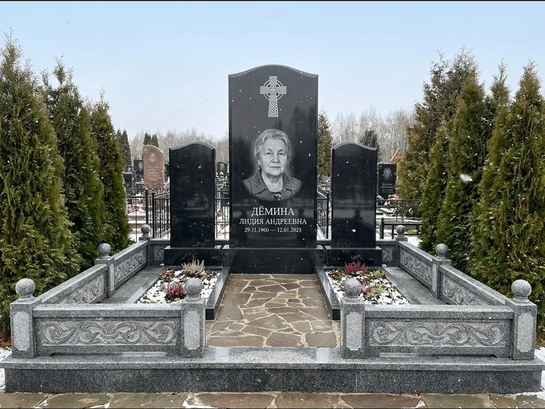 Памятник из чёрного гранита — стела с крестом и ветвью с кельтским крестом, работа «Лаврентьева» в Мурманске