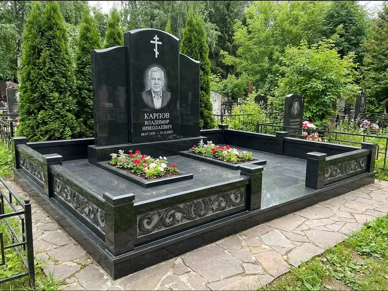 Памятник из чёрного гранита — двойная семейная стела с крестом на Голгофе, работа «Тихонов» в Мурманске