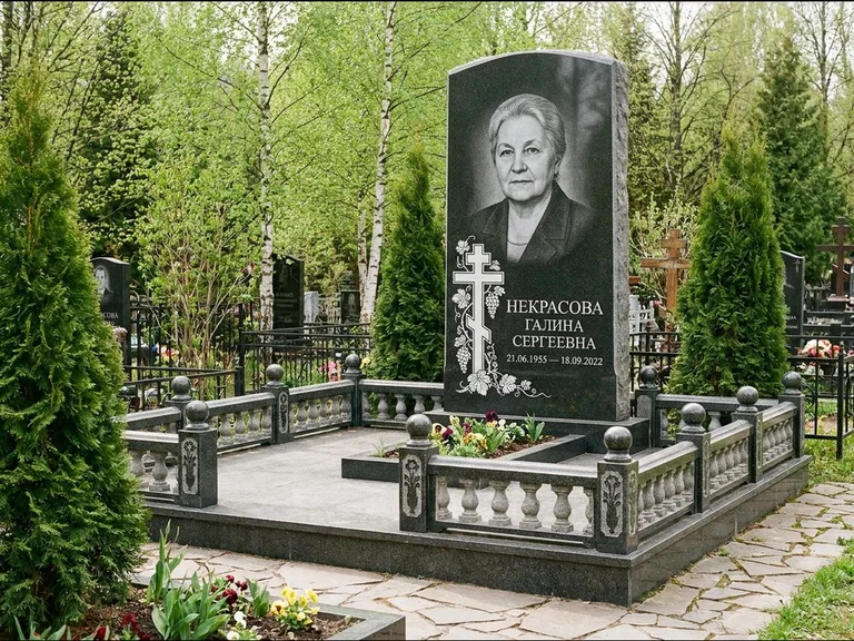 Памятник из чёрного гранита — стела с крестом и книгой с крестом с распятием, работа «Савельева» в Мурманске