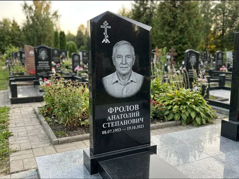 Памятник из чёрного гранита — стела со столиком и скамьёй с крестом на Голгофе, работа «Верещагин» в Мурманске