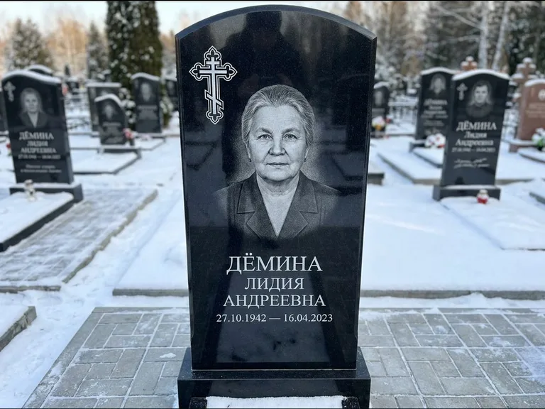 Памятник из чёрного гранита — стела домиком с крестом в лучах, работа «Селезнёва» в Мурманске