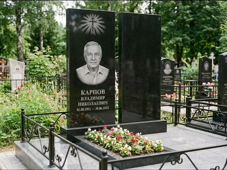 Памятник из чёрного гранита — ступенчатая стела с золочёным крестом, работа «Панкратов» в Мурманске