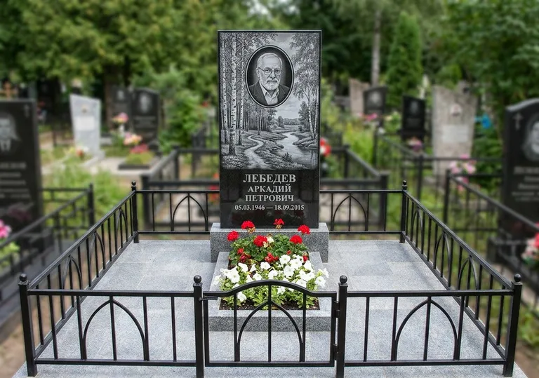 Памятник с гравировкой берёзовой рощи, портретом и надписью в Мурманске