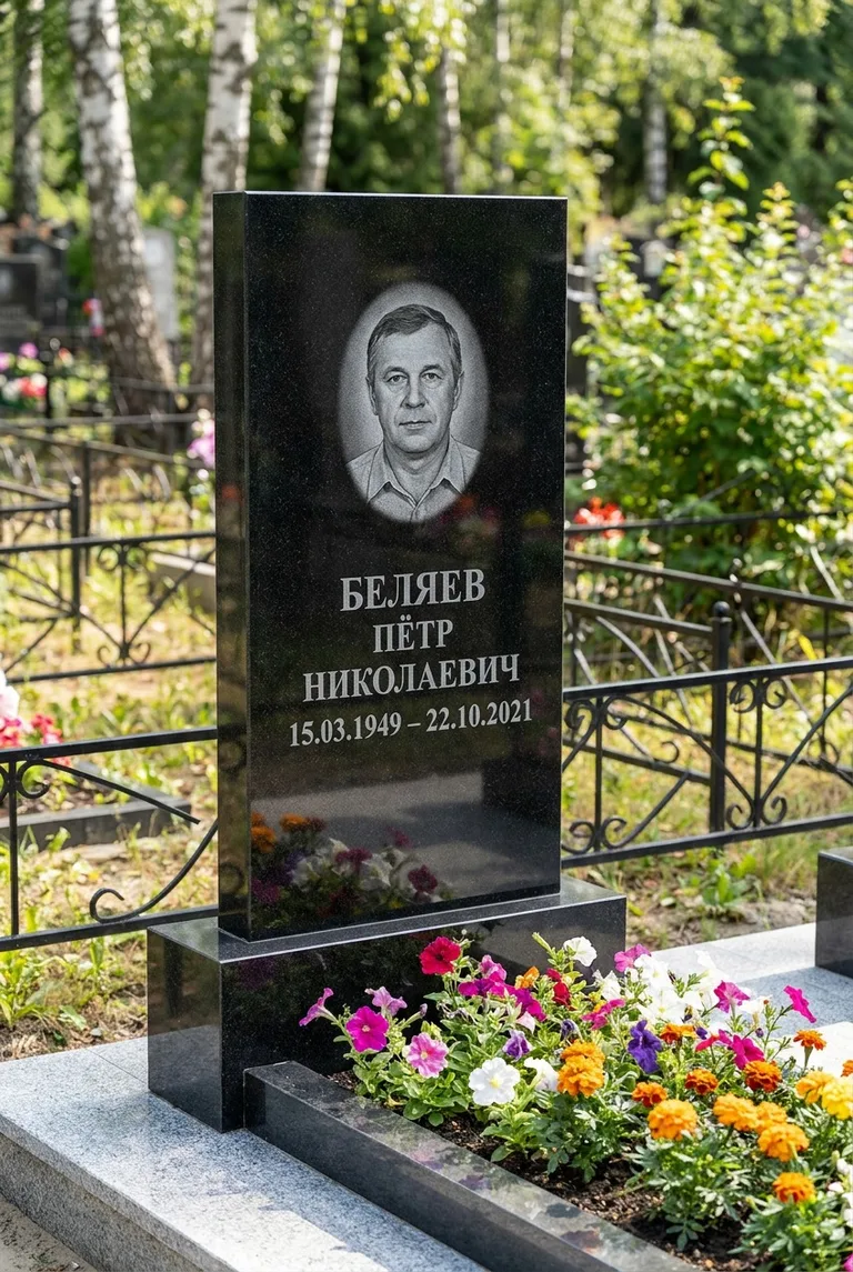 Вертикальный чёрный гранитный памятник под ключ с цветником в Мурманске