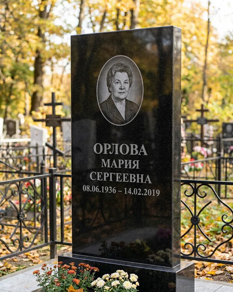 Вертикальный серый гранитный памятник под ключ, осень в Мурманске