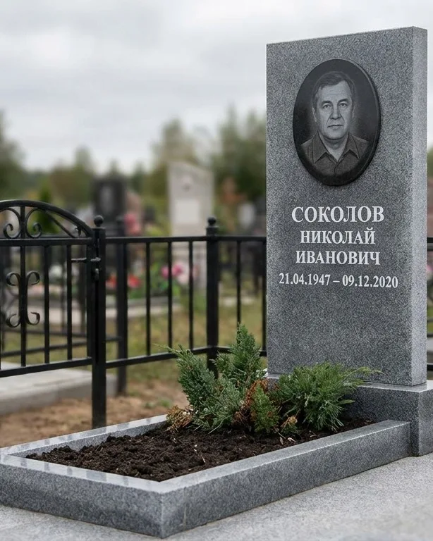 Чёрный памятник под ключ на гранитном цоколе в Мурманске
