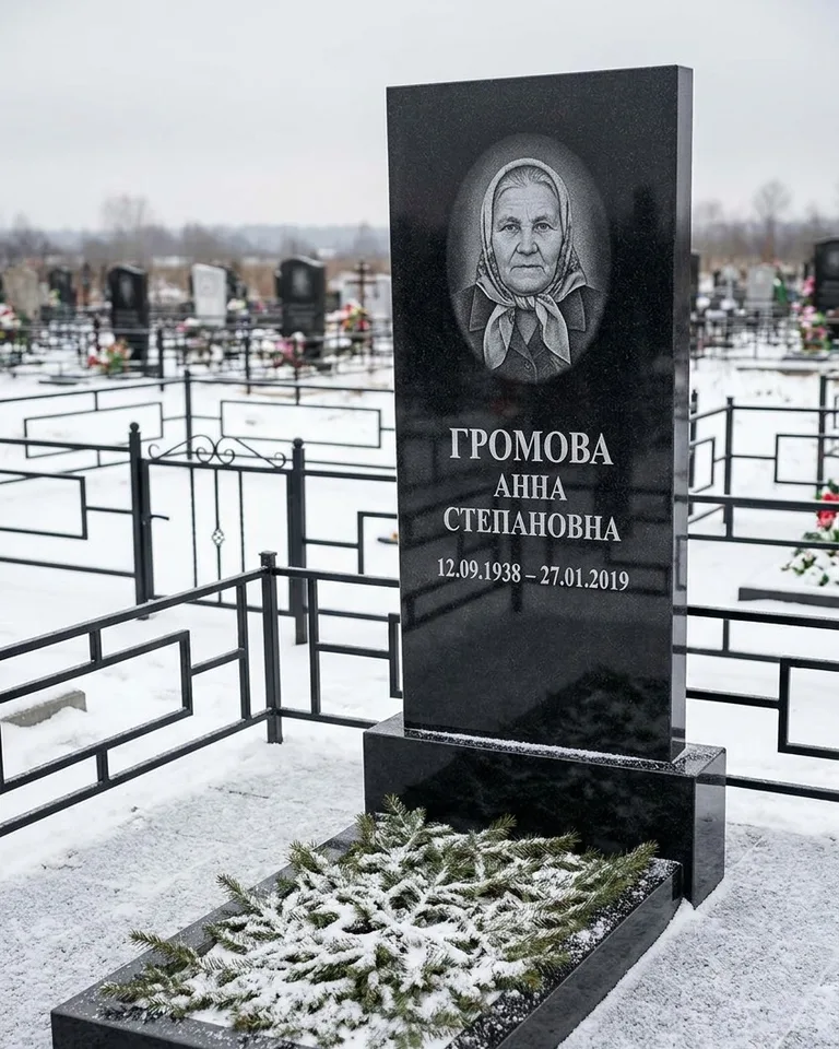 Простой вертикальный памятник под ключ зимой в Мурманске
