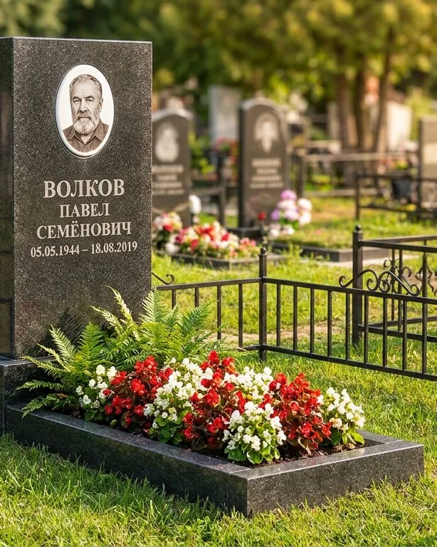 Тёмно-серый памятник под ключ с художественной гравировкой в Мурманске