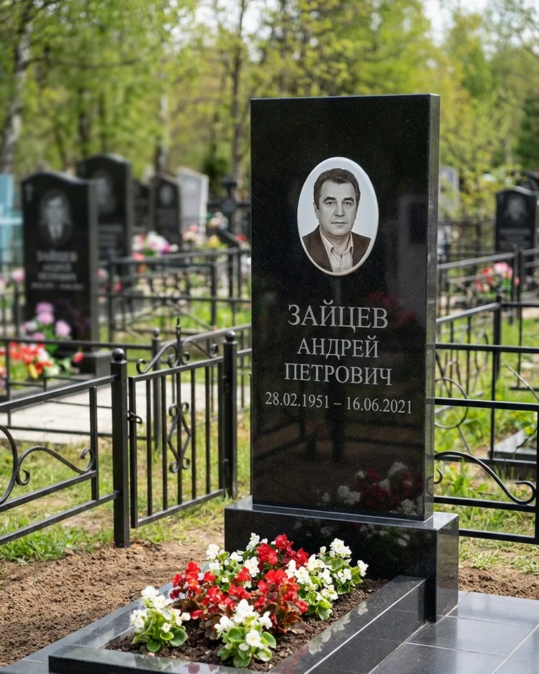 Памятник под ключ с гранитной вазой и цветами в Мурманске