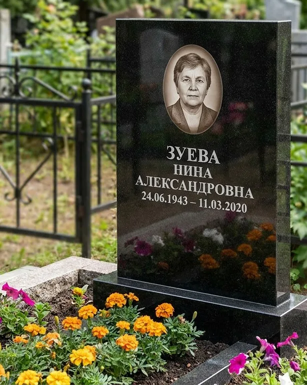 Горизонтальный чёрный гранитный памятник под ключ в Мурманске