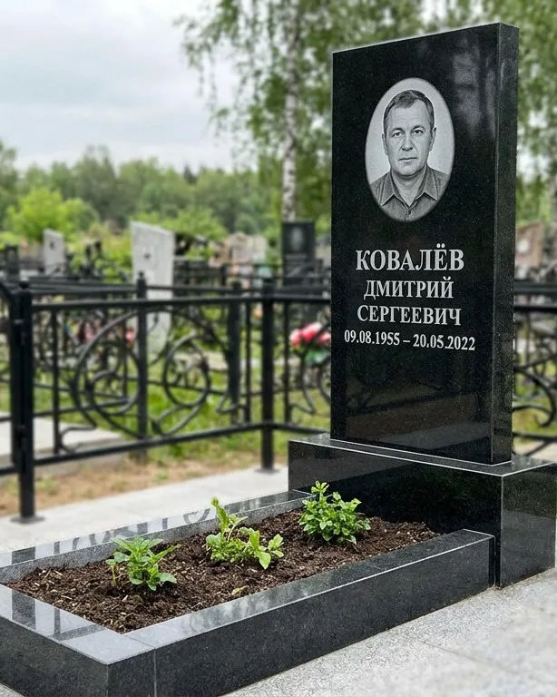 Горизонтальный серый памятник под ключ, осень в Мурманске