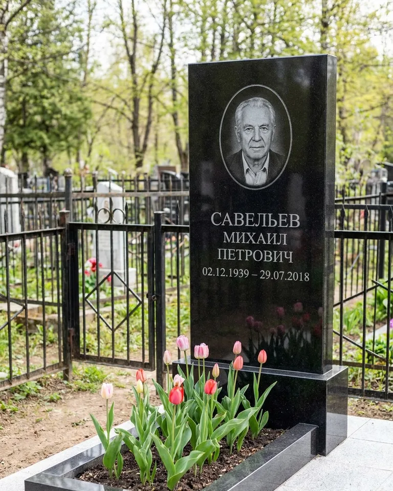 Горизонтальный памятник под ключ на гранитном основании в Мурманске