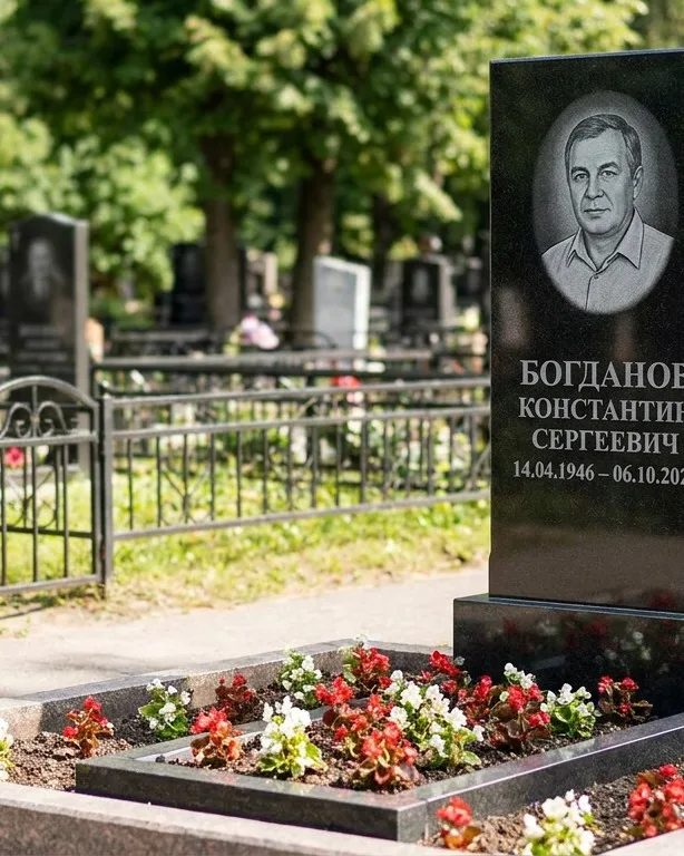 Низкий горизонтальный памятник под ключ с цветником в Мурманске