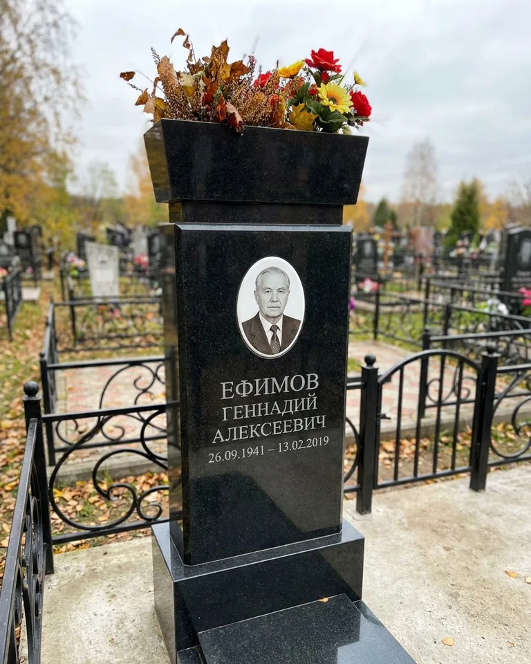 Двойной семейный памятник под ключ с портретами в Мурманске