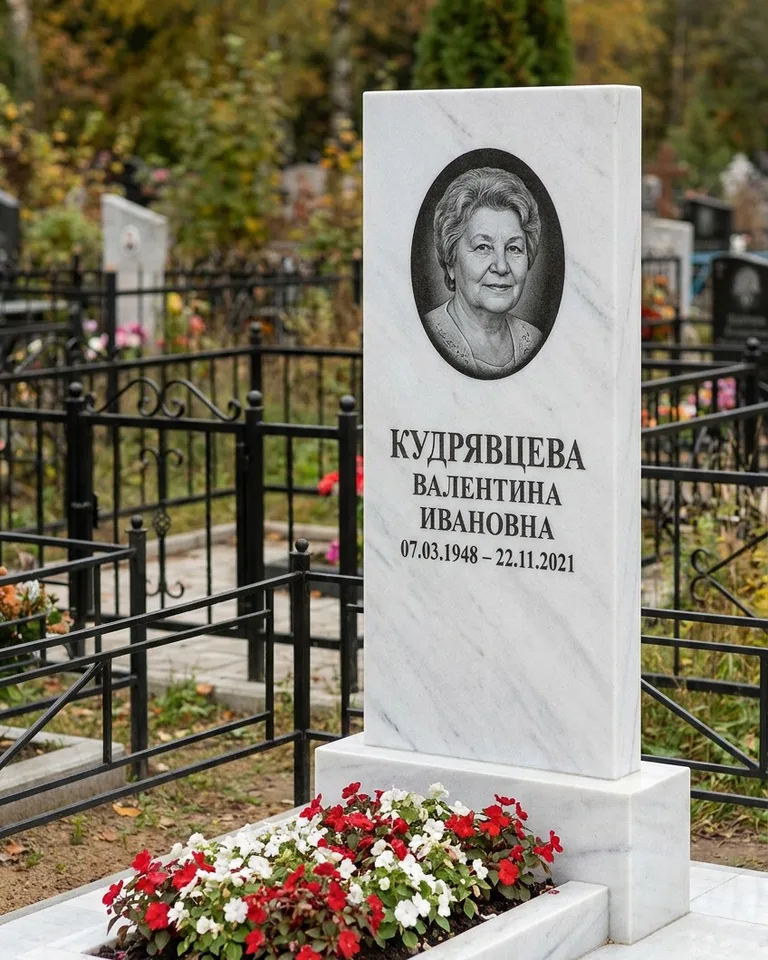 Двойной памятник под ключ с цоколем и плиткой в Мурманске