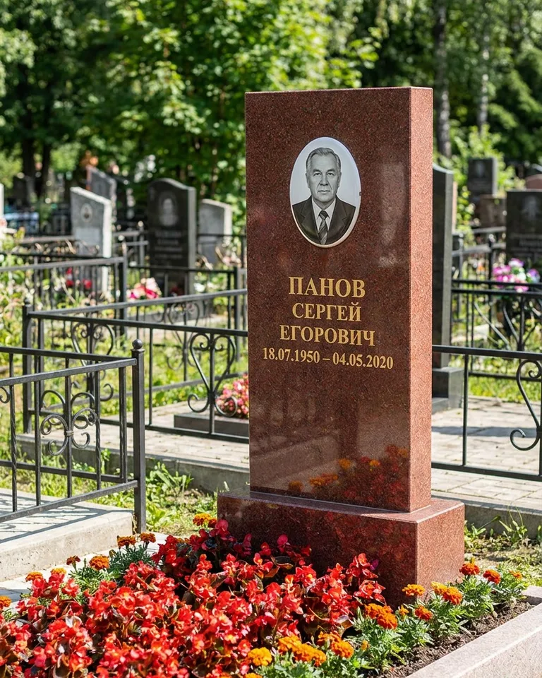 Двойной серый памятник под ключ с вазой в Мурманске