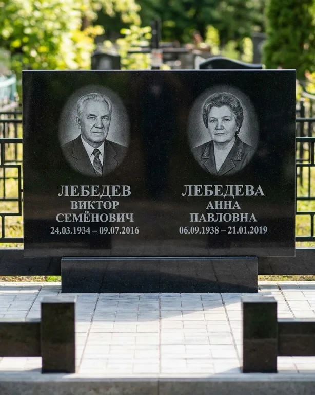 Памятник под ключ из красного гранита в Мурманске