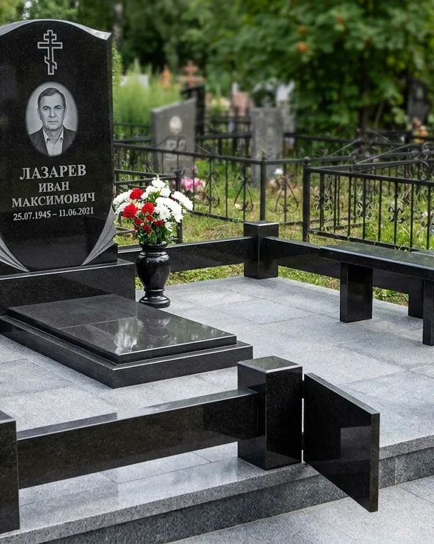 Памятник под ключ зимой с венком в Мурманске