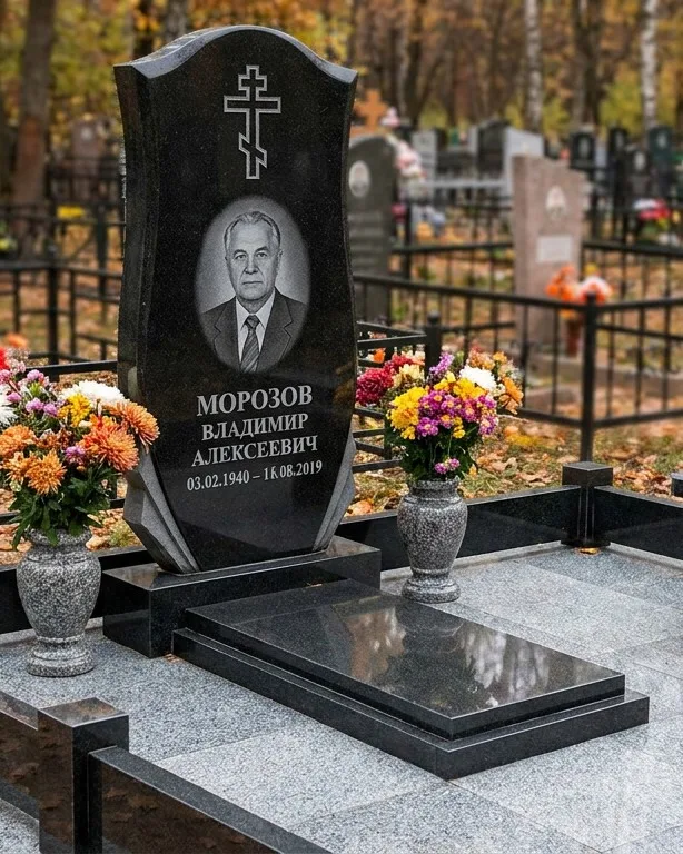 Памятник под ключ со скамьёй и мощением в Мурманске