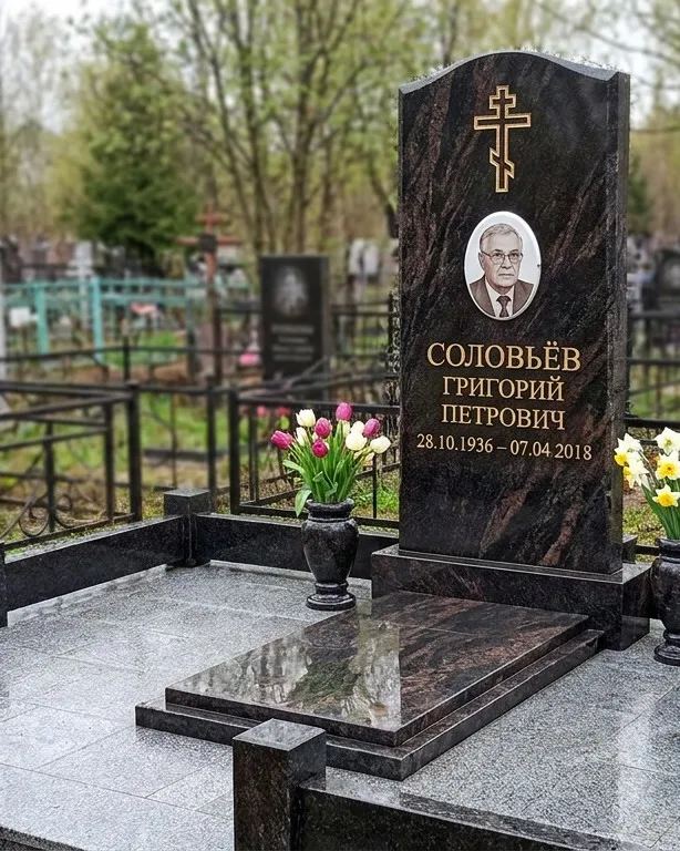 Памятник под ключ с гранитным цоколем и вазой, осень в Мурманске