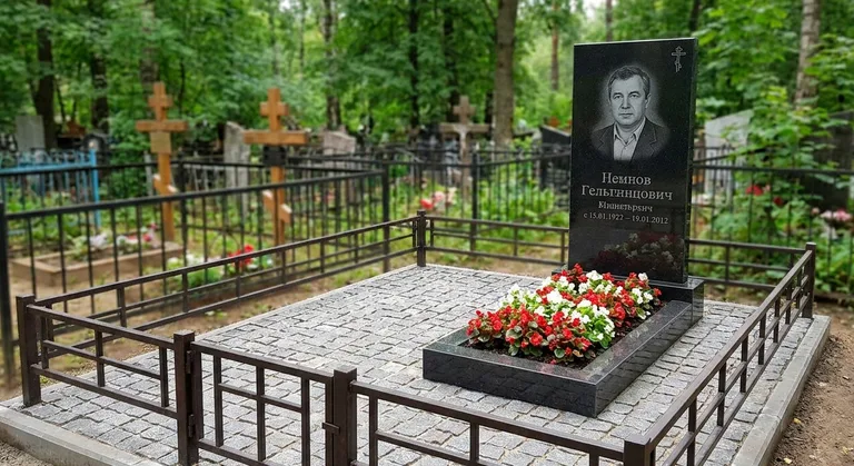 Памятник под ключ с цветником и благоустройством в Мурманске