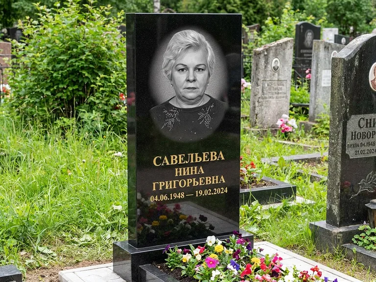 Портрет на памятнике в Мурманске — Паспортное фото восстановили и награвировали на чёрной стеле