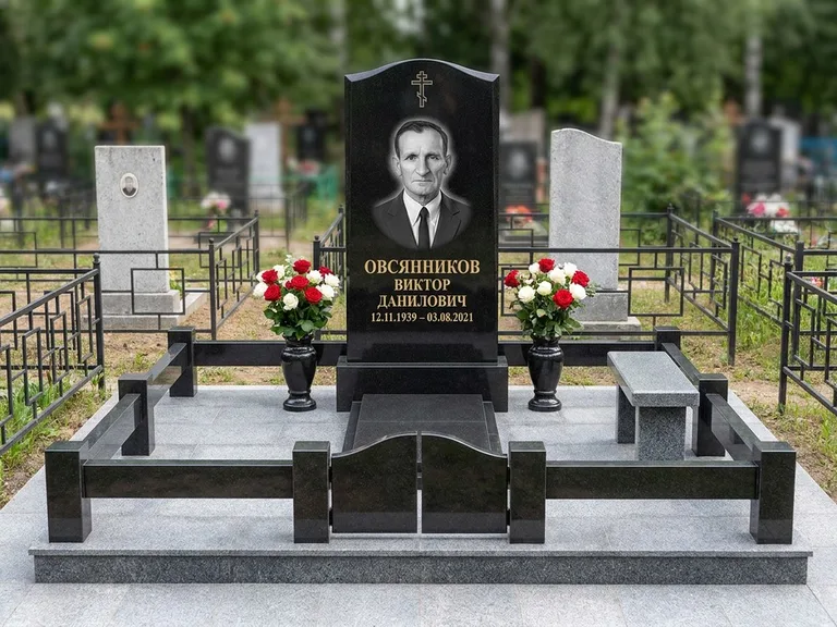 Портрет на памятнике в Мурманске — Старый снимок → гравировка на премиум-комплексе с плиткой и оградой