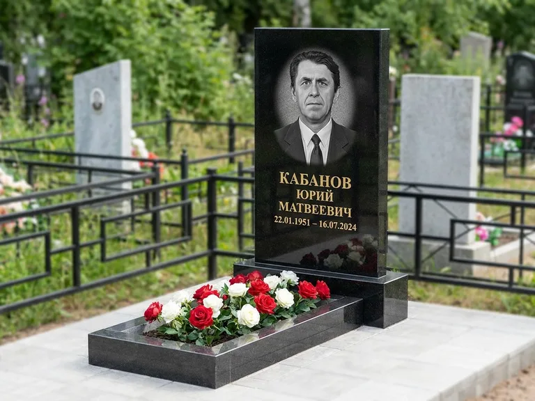 Портрет на памятнике в Мурманске — Старый снимок → гравировка на вертикальной стеле
