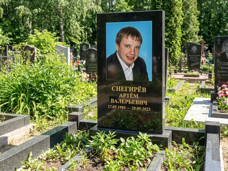 Портрет на памятнике в Мурманске — Цветное фото → прямоугольная фотокерамика на чёрном граните