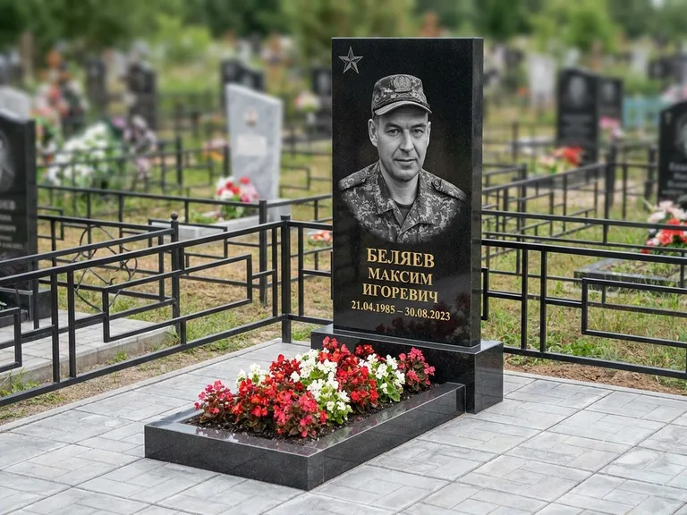 Портрет на памятнике в Мурманске — Военное фото → цветная фотокерамика, гравированная звезда