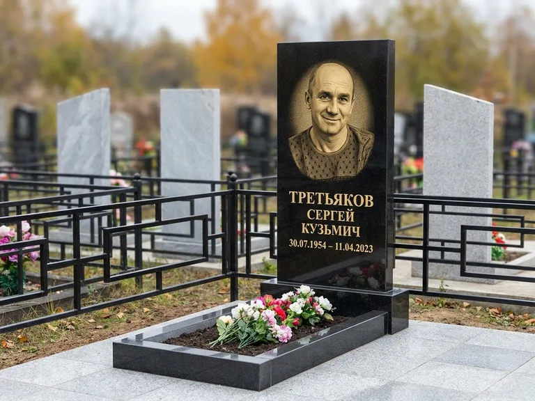 Портрет на памятнике в Мурманске — Восстановленный портрет → гравировка на вертикальной стеле