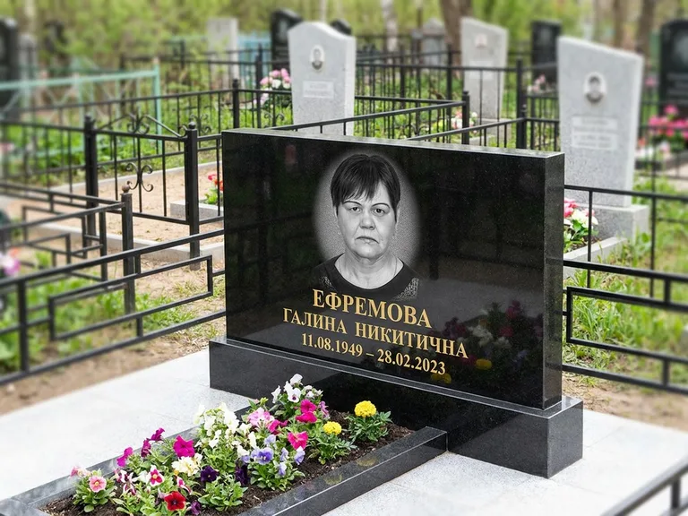 Портрет на памятнике в Мурманске — Ч/б портрет → гравировка на горизонтальном памятнике