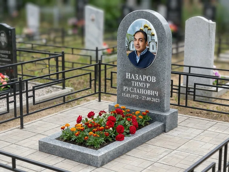 Портрет на памятнике в Мурманске — Цветной портрет → фотокерамика-овал на сером граните, буквы белые