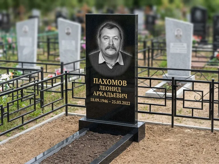 Портрет на памятнике в Мурманске — Маленькое фото → гравировка на простом бюджетном памятнике