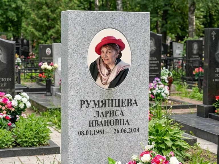 Портрет на памятнике в Мурманске — Цветной портрет → овальная фотокерамика на светлом камне