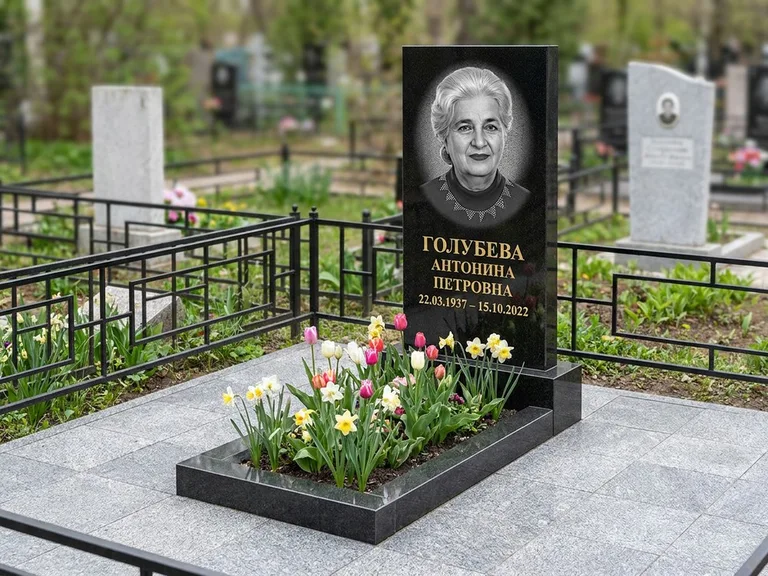 Портрет на памятнике в Мурманске — Выцветший скан восстановили и награвировали на стеле