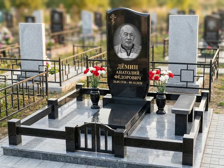 Портрет на памятнике в Мурманске — Реставрация → гравировка на премиум-комплексе