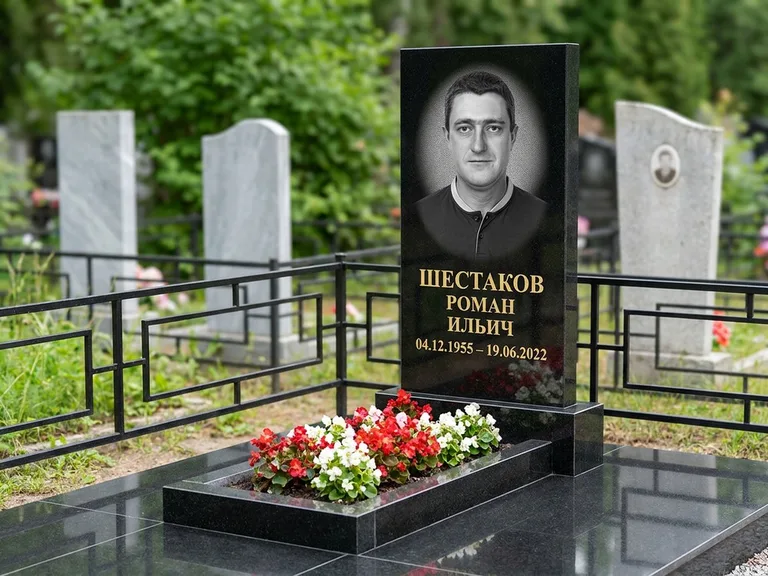 Портрет на памятнике в Мурманске — Ч/б портрет → гравировка на стеле